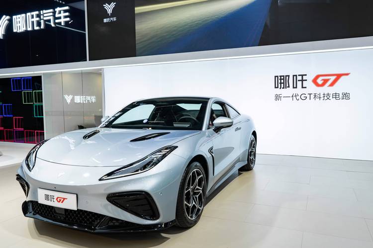 重庆273哪吒汽车在智能汽车领域的表现，领途汽车在新能源汽车市场中的影响力